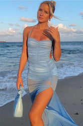 Blaues, gerüschtes, rückenfreies Kleid mit seitlichem Schlitz