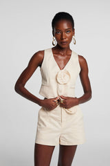 Briana – Tief ausgeschnittenes Blumenoberteil in Weiß