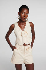 Briana – Tief ausgeschnittenes Blumenoberteil in Weiß