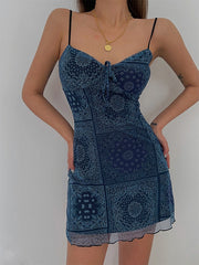 Bedruckte Cargo-Jeans mit niedriger, graziler Taille