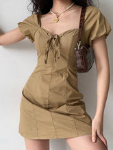 Minikleid mit Blumenmuster und Puffärmeln zum Binden vorne