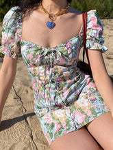 Schwarzes Minikleid mit trendigen Puffärmeln und Bindeband vorne