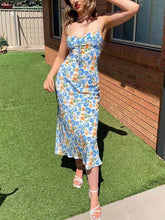 Trendiges grünes Minikleid mit Blumenmuster und Schnürung