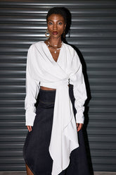 Cadence Ruch – Asymmetrisches Oberteil mit Schnürung