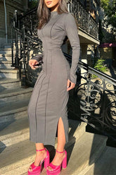 Figurbetontes Kleid mit Schlitz und Rundhalsausschnitt