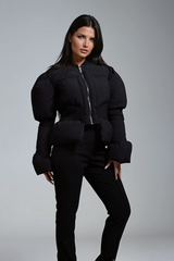 Emily – Wattierte Satin-Daunenjacke mit Schößchenmuster