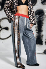 Erica Jeans mit Leopardenmuster und dekonstruierten Streifen