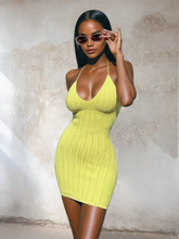 Sling-Minikleid mit rückenfreiem Schnitt