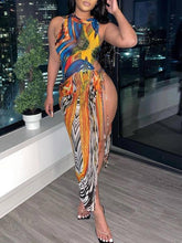 Bedrucktes Kleid mit Seitenschlitz und Bindeband