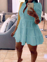 Einfarbiges Rüschenkleid mit Knopfleiste vorne