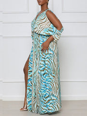 Bedrucktes Kleid mit Schlitz und schulterfreien Schnitten