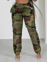 indiebeautie – Zerrissene Hose mit Camouflage-Muster