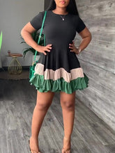 Indiebeautie – Dreifarbiges Rüschenkleid