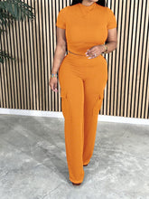 Indiebeautie – Einfarbiges T-Shirt und Cargohose-Set