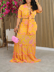 Bedrucktes Set aus Oberteil und Rock mit Bindeband