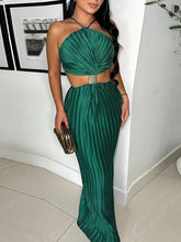 Neckholder-Plisseekleid mit Schlitz