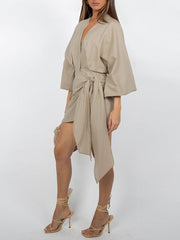 Einfarbiges Kleid mit V-Ausschnitt und Bindeband