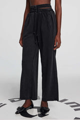 Ingwerfarbene Hose mit Kordelzug und Cut-Outs