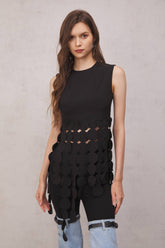 Inaya – Kreisförmiges Top mit Cut-outs und Fransen