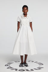 Kira Maxikleid mit Hohlblumen und kurzen Ärmeln