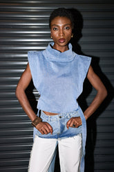 Lasya – Hochgeschlossenes Jeanstop mit Cut-Outs und Schnalle