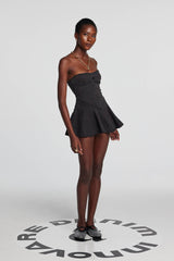 Leora – Trägerloses, figurbetontes Jeanskleid in Schwarz