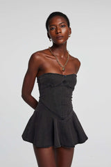 Leora – Trägerloses, figurbetontes Jeanskleid in Schwarz