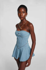 Leora – Trägerloses, figurbetontes Jeanskleid in Hellblau
