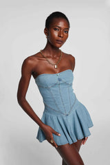 Leora – Trägerloses, figurbetontes Jeanskleid in Hellblau