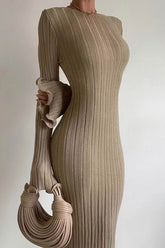 Rückenfreies Rippstrickkleid mit langen ausgestellten Ärmeln