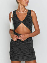 Trendiges, figurbetontes Midikleid mit V-Ausschnitt und Cutout