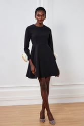 Magdalena – Figurbetontes Minikleid mit Blumenmuster und langen Ärmeln