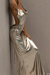 Rückenfreies Kleid mit Mental Coating und Bindeträgern