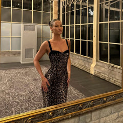 Tief ausgeschnittenes Midikleid mit Rüschen und Blumenmuster