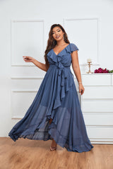 Lila Partykleid mit Schmetterlingsärmeln und Wickelsaum