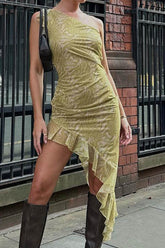 Kleid mit One-Shoulder-Print, Rüschen und unregelmäßigem Saum
