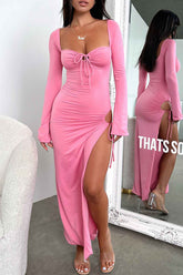 Langärmliges Kleid mit Schnürung und Schlitz