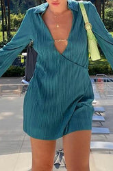 Tief ausgeschnittenes Minikleid mit plissiertem Revers