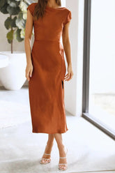 Satinkleid mit Wasserfallausschnitt, verdrehtem Rückenschlitz