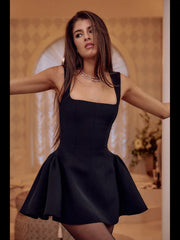 Klassisches Minikleid mit quadratischem Ausschnitt