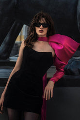 Einfarbiges trägerloses Minikleid mit Schleifenärmeln