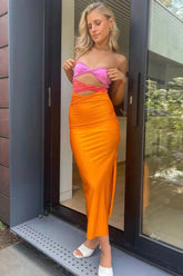 Midikleid mit verdrehtem Cut-Out vorne und Kontrast