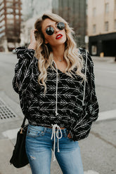 Geripptes Top mit Kordelzug in Schwarz mit Print