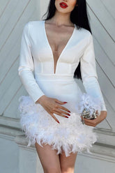 Hüft-Minikleid mit V-Ausschnitt und Federn