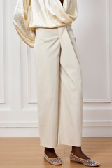 Violette – Asymmetrische, gedrehte Low-Rise-Hose