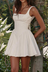 Weißes rückenfreies Kleid mit Raffung und Bindeband