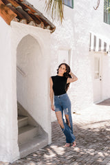 JEANS MIT DIAMANT-SWAG-KETTE UND RISSEN UND CUT-OUT