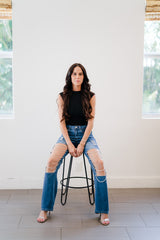 JEANS MIT DIAMANT-SWAG-KETTE UND RISSEN UND CUT-OUT