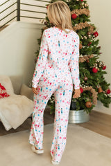 Weißes Set mit langärmligem Oberteil und Hose mit Weihnachtsmuster