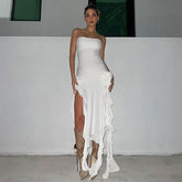 Fließendes, trägerloses Party-Midikleid mit Rüschen und Blumenbesatz und hohem Schlitz - Schwarz